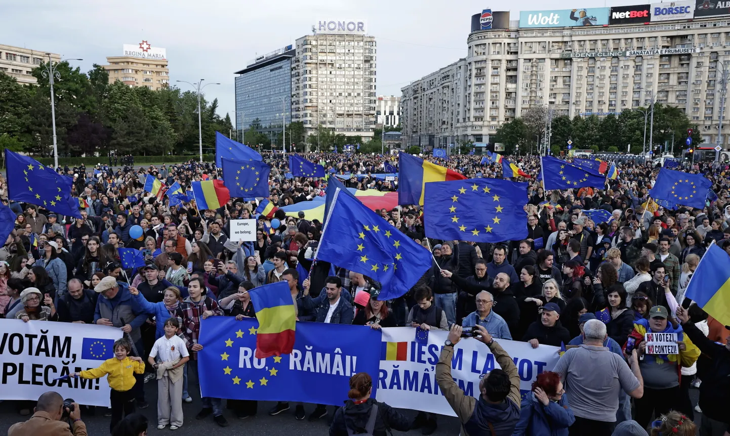 Rumeenia pealinna Bukaresti Victoriei Plaza väljakule oli kogunenud kümneid tuhandeid inimesi, kes avaldasid toetust riigi suunal Euroopa Liitu.