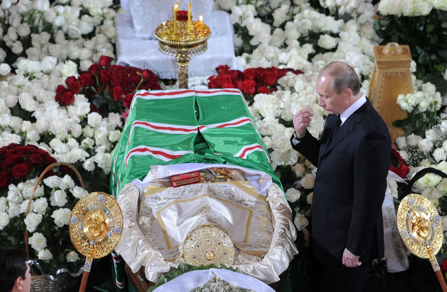 Vene Föderatsiooni peaminister Vladimir Putin jätmas hüvasti patriarh Aleksius II-ga.
