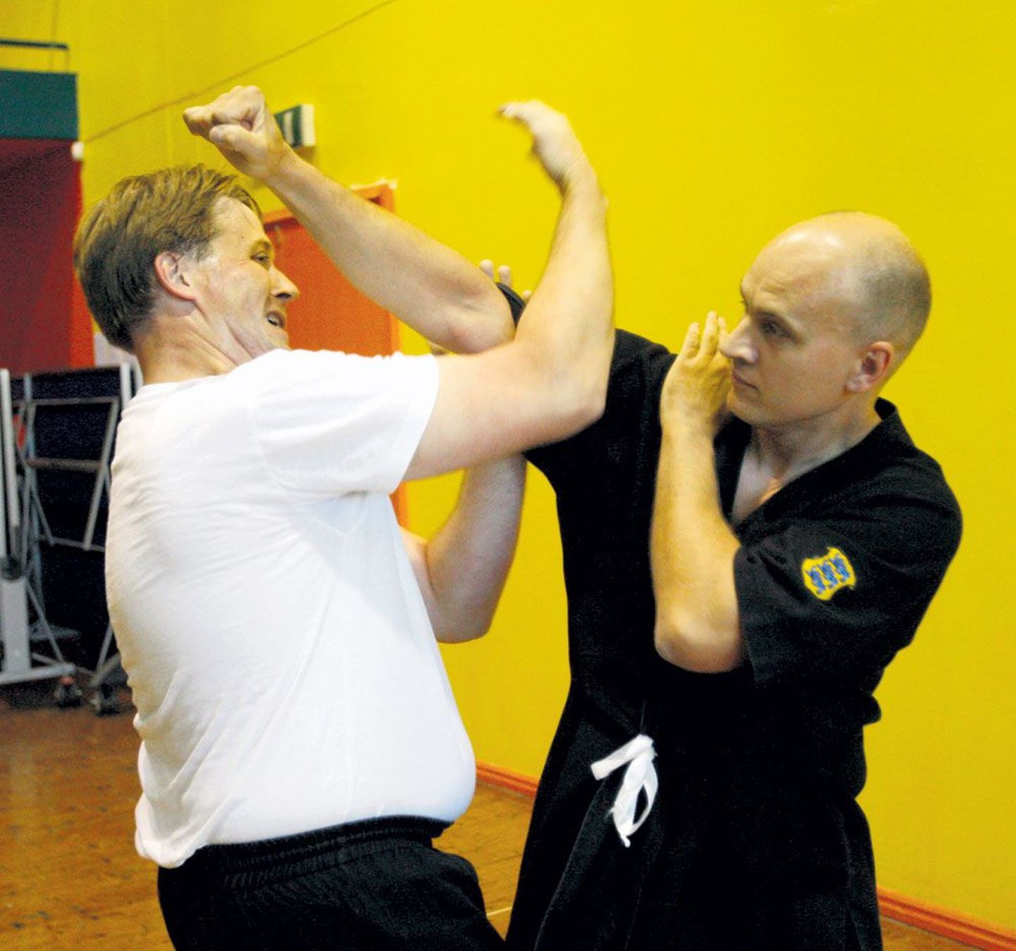 Wing tsuni treeningud on aktiivsed: poolteist tundi kiiret tegevust annab hea füüsilise vormi, võhma ja koordinatsiooni. Pildil Priit Vois (vasakul) ja Ahti Kukk.
