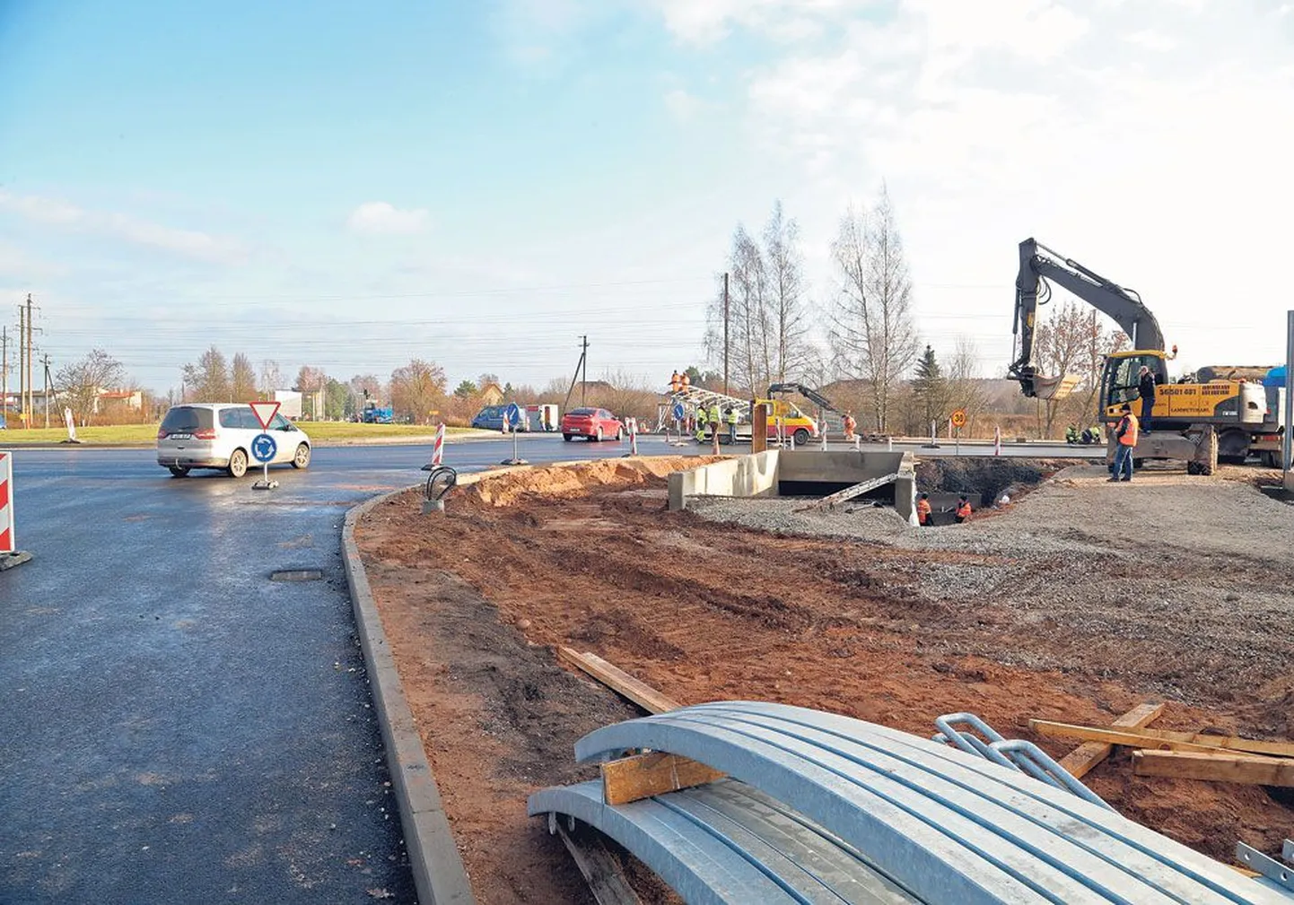 Viljandi ringristmikul on asfalt pandud, haljastus lõpetamisel, tunneli ehitus veel pooleli.