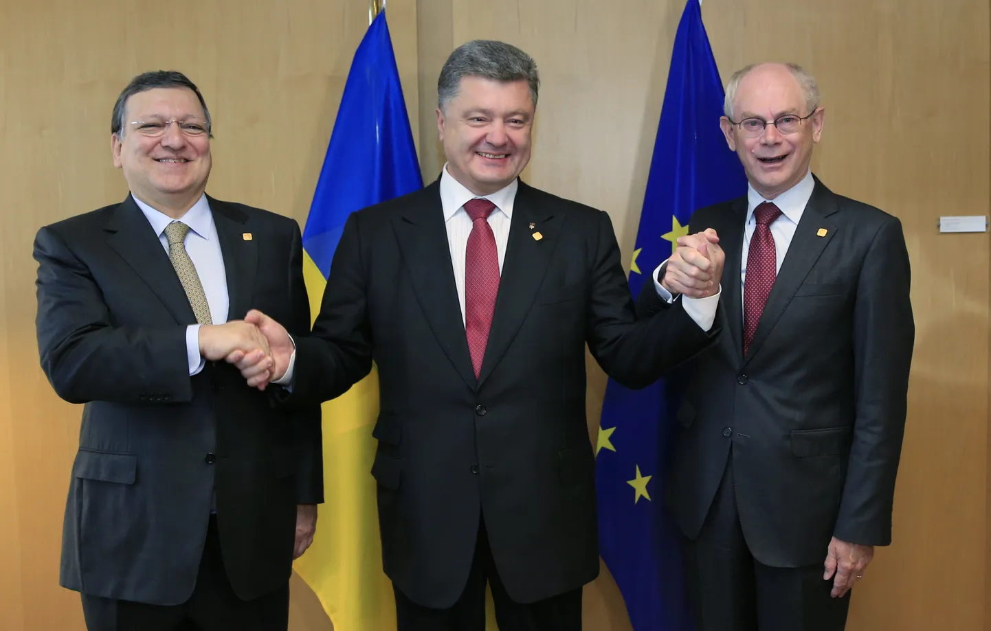 Ukraina president Petro Porošenko (keskel) kõrvuti Euroopa Komisjoni presidendi Jose Manuel Barroso ja Euroopa Ülemkogu alalise eesistuja Herman Van Rompuy'ga.