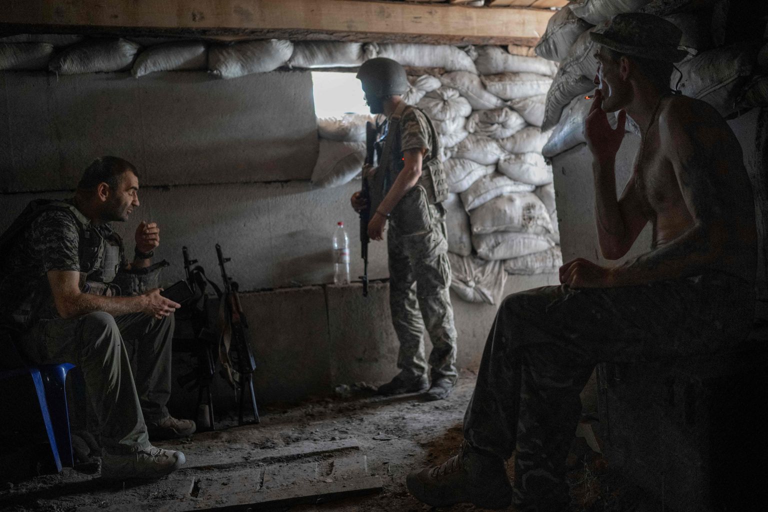 Ukraina sõdurid istuvad oma positsioonil keldribaasis rindejoone lähedal Lõuna-Ukrainas.