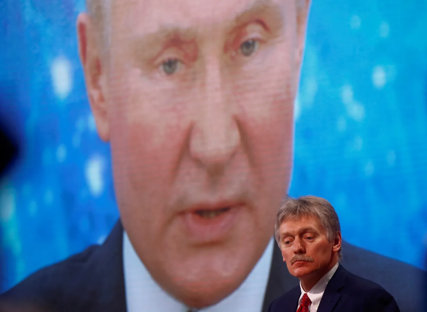 All paremal on Dmitri Peskov, taustal Vladimir Putin.