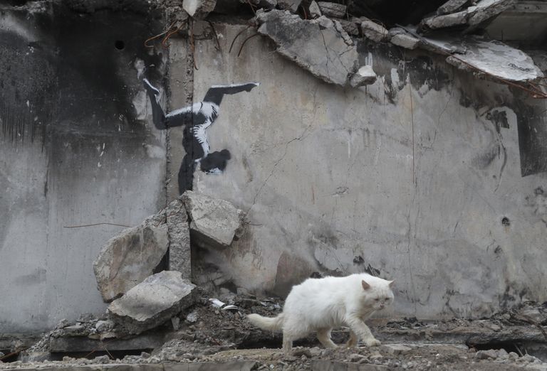 Salapärase tänavakunstniku Banksy teos Ukraina sõjas kannatada saanud Borodjanka hoonel