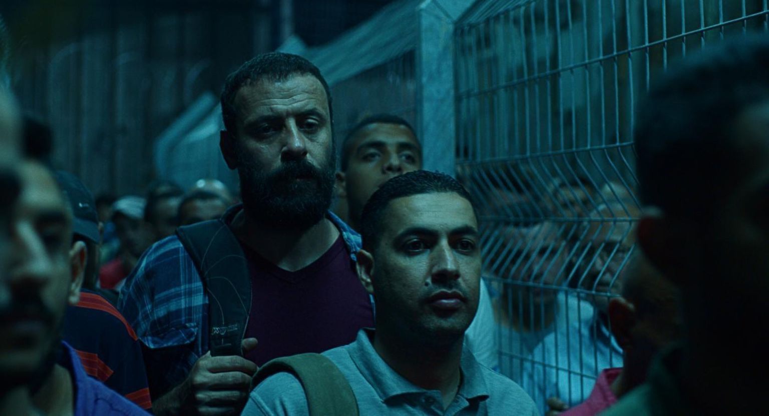 Ali Sulimani (keskel, habemega) meisterlik ja mitmekihiline näitlejatöö filmis «200 meetrit». 