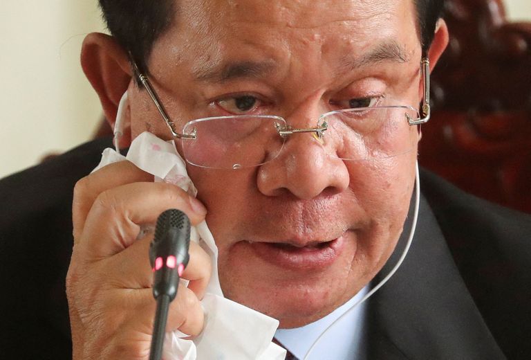 Hun Sen essuie une larme du coin de l'œil après le vote de l'Assemblée nationale confirmant son fils Hun Manet au poste de Premier ministre.