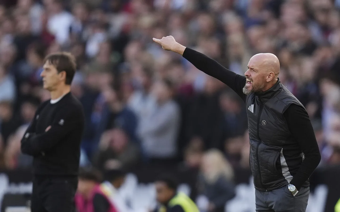 Erik ten Hag (paremal) on selle hooaja esimene suusad saanud peatreener. Taustal seisab mõtlikult Julen Lopetegui, kes ennustuste kohaselt võib olla üks järgmiseid.