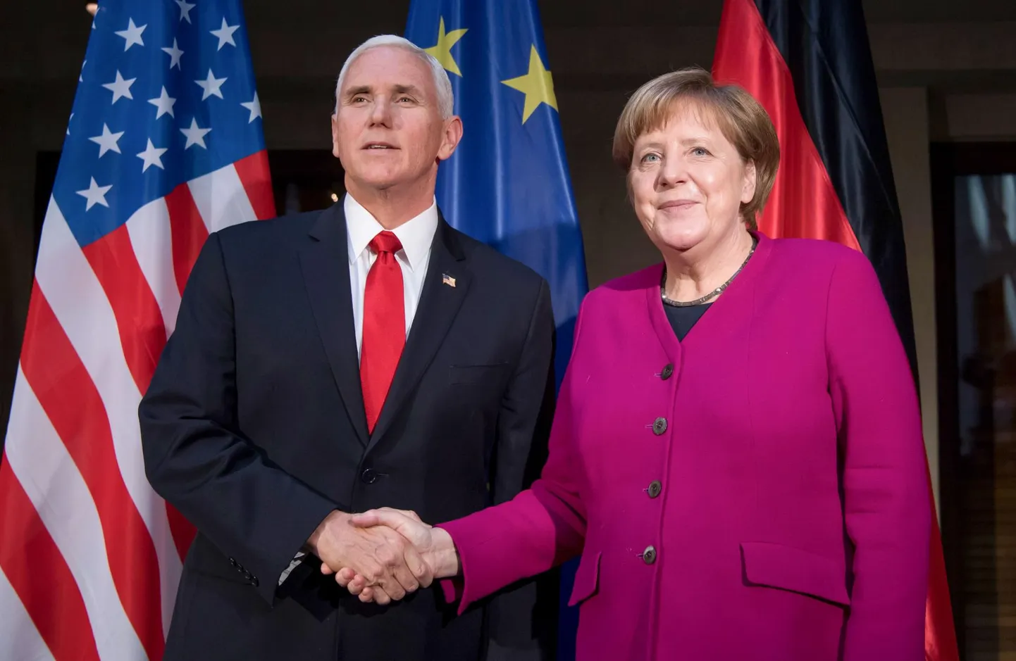Vaatamata sümboolsele käesurumisele pidasid USA asepresident Mike Pence ja Saksa liidukantsler Angela Merkel Münchenis kõned, milles esitati mitmes kohas üksteisele vastukäivaid seisukohti.