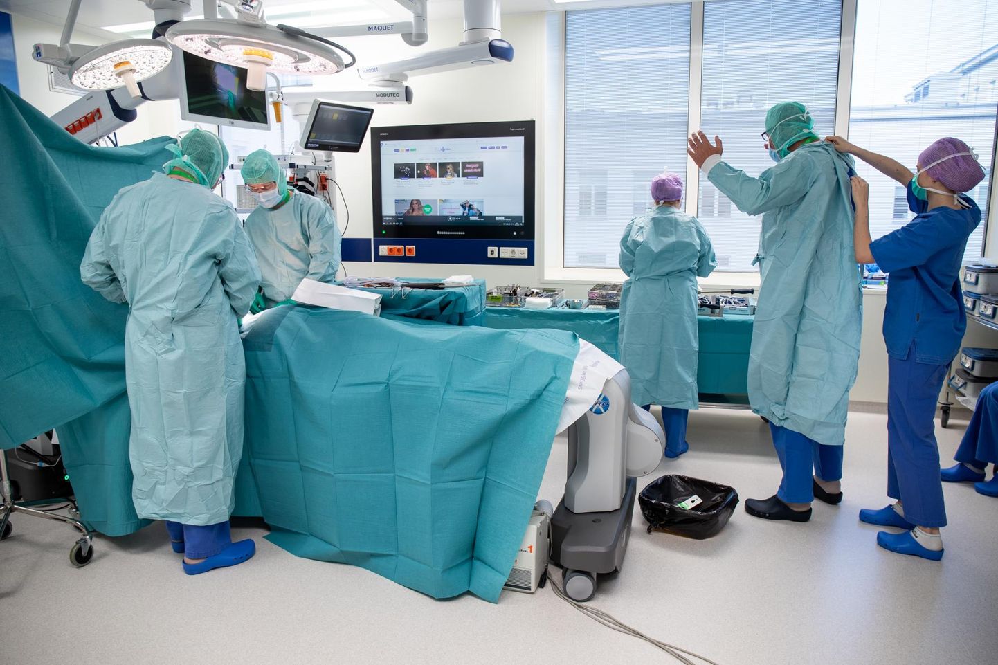 Skolioosioperatsioon Ida-Tallinna keskhaiglas. Tööjõuvajaduse seire- ja prognoosisüsteemi OSKA viimastel andmetel jääb tervishoius aastaks 2025 Eestis puudu juba üle 300 meditsiinitöötaja.