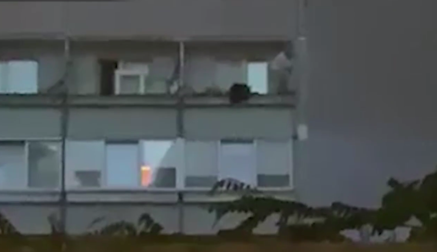 Vīrietis Ziepniekkalnā izlec no balkona.