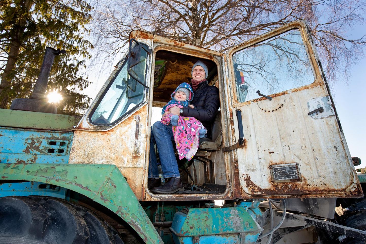 Traktori võitnud Ivo Lobjakas tuli kingitusele maakodu õue vastu, kolmelapselise pere pesamuna Arabella süles.