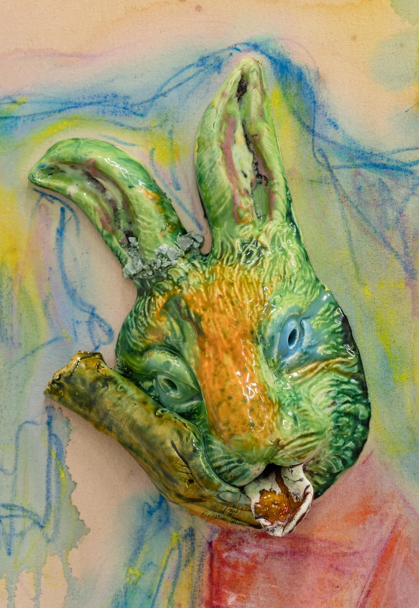 Kris Lemsalu, «Ema läks pissile II» detail, 2022, keraamika, akvarell, kohv, lõuend. FOTOd: Stanislav Stepaško