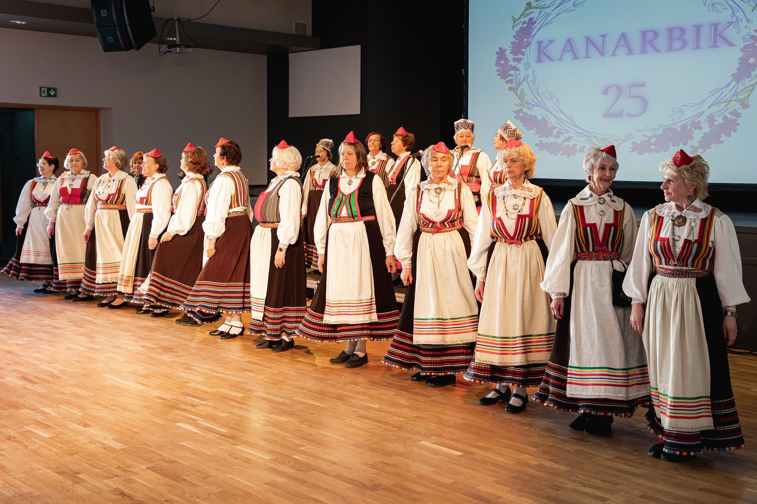 KANARBIK PUBLIKU EES Laulu- ja tantsuansambel Kanarbik oma 25. sünnipäeval
Kuressaare kultuurikeskuses esinemas.