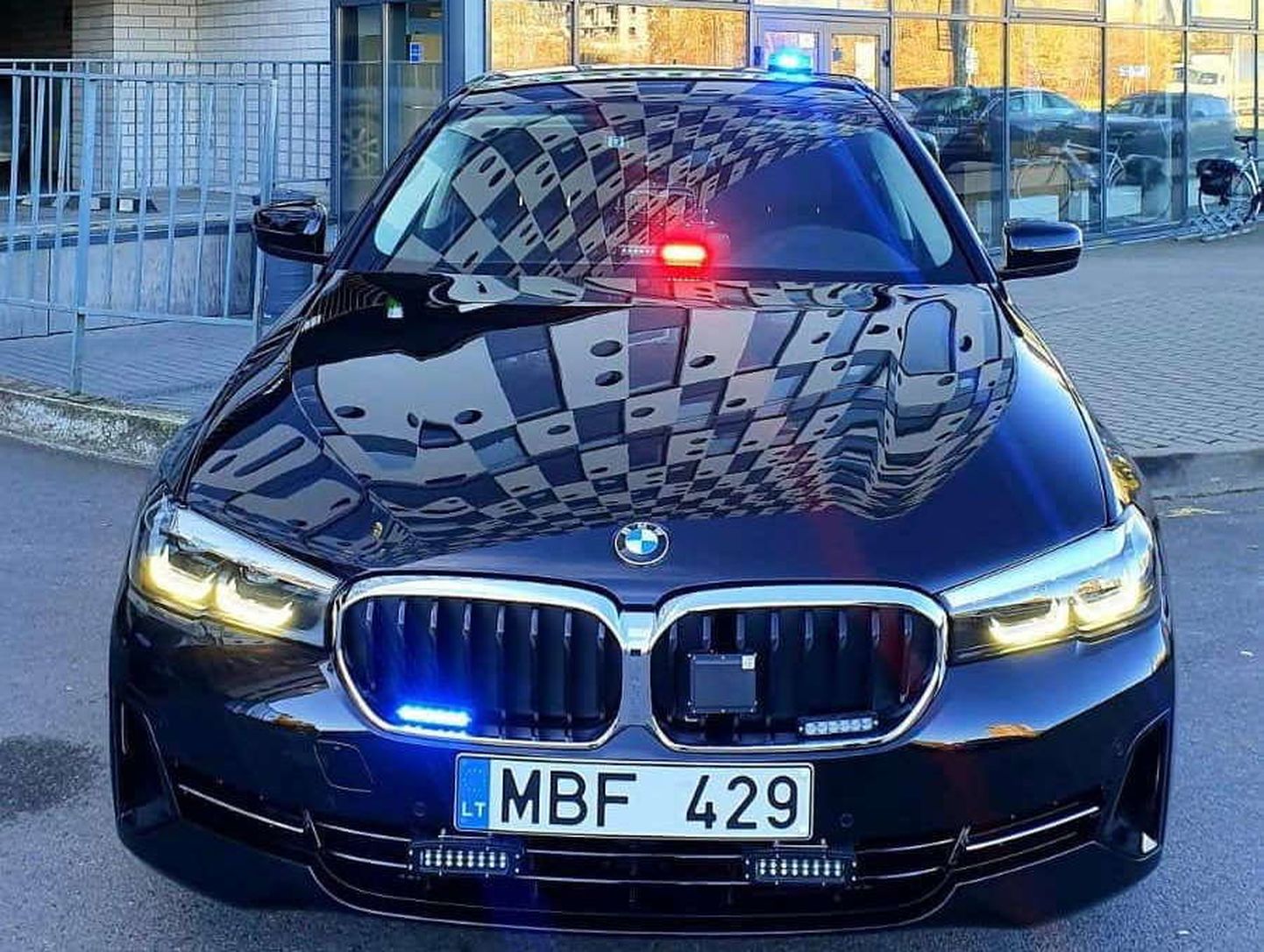 Nemarķēts policijas BMW 530D xDrive
