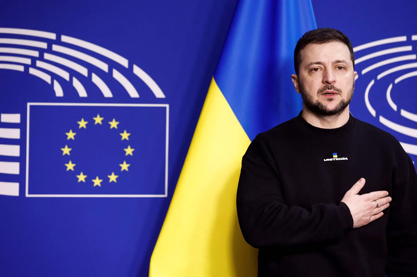 Ukraina president Volodõmõr Zelenskõi poseerib ajakirjanikele täna hommikul Brüsselis.