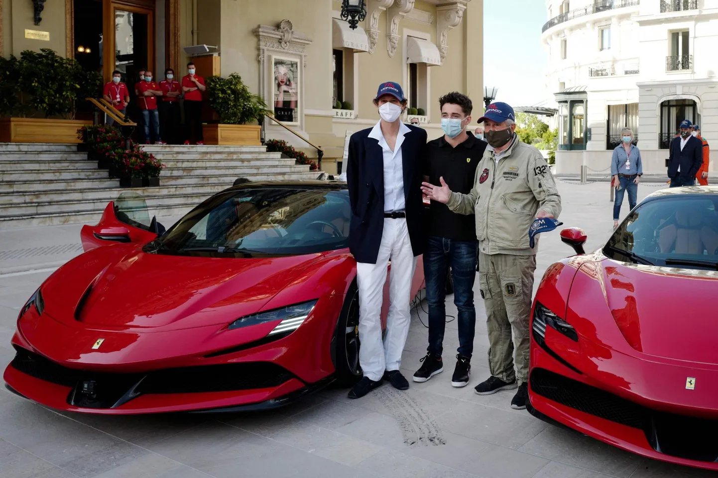 Prantsuse filmirežissöör Claude Lelouch (paremal), John Elkann (vasakul) ja vormelisõitja Charles Leclerc mai lõpus lühifilmi «Le grand rendez-vous» võtetel Monacos.