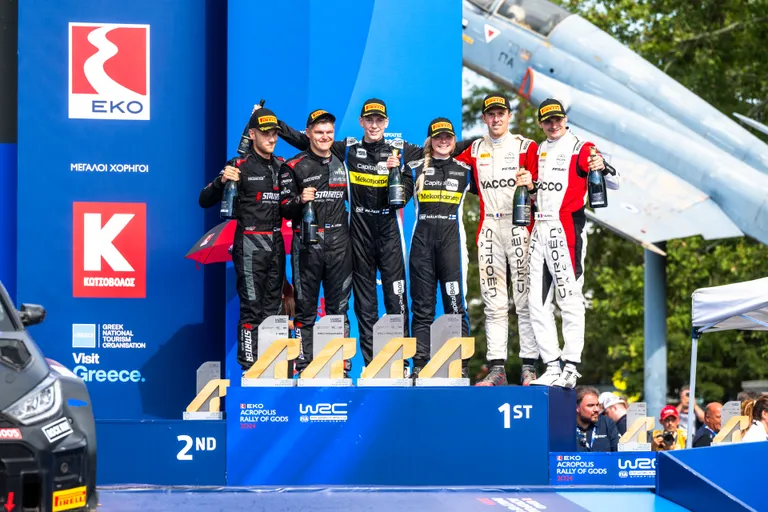 Robert Virves (vasakul) ja Aleks Lesk (vasakult teine) tulid Kreeka MM-rallil WRC2-klassis teiseks, kuigi sõitsid võitnud Sami Pajari ja Enni Mälköneniga välja võrdse aja.