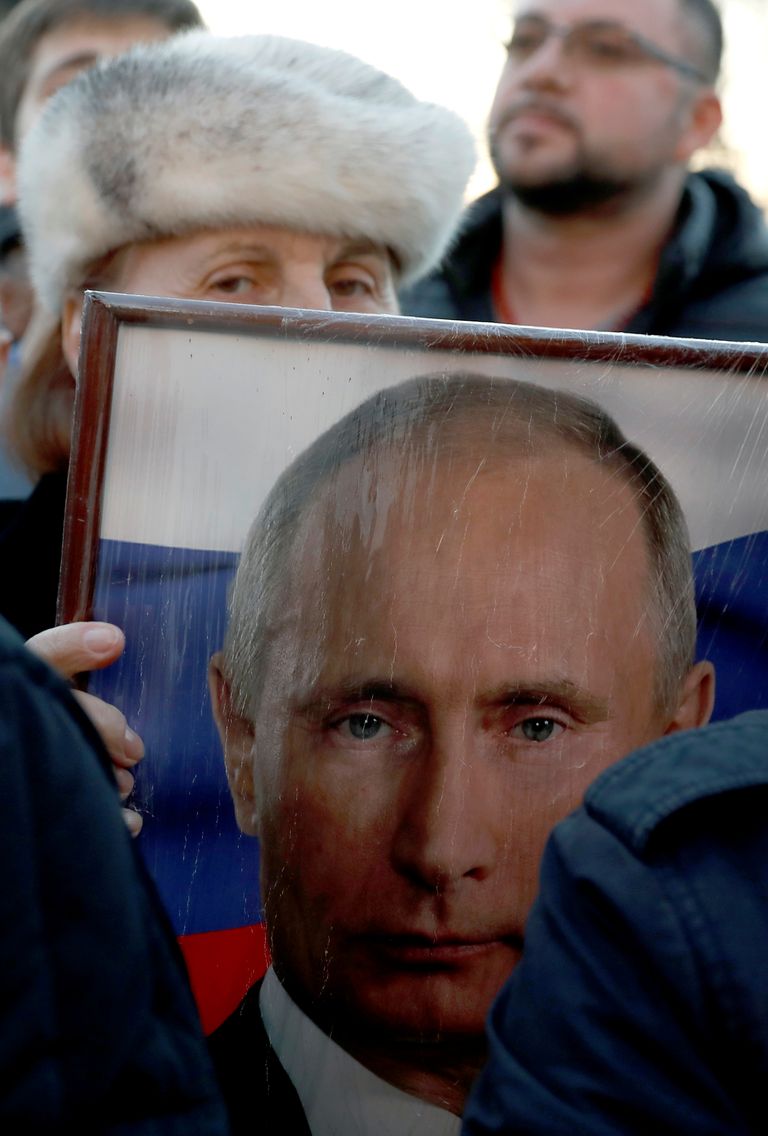 Serblane Putini plakatiga Belgradi tänaval.