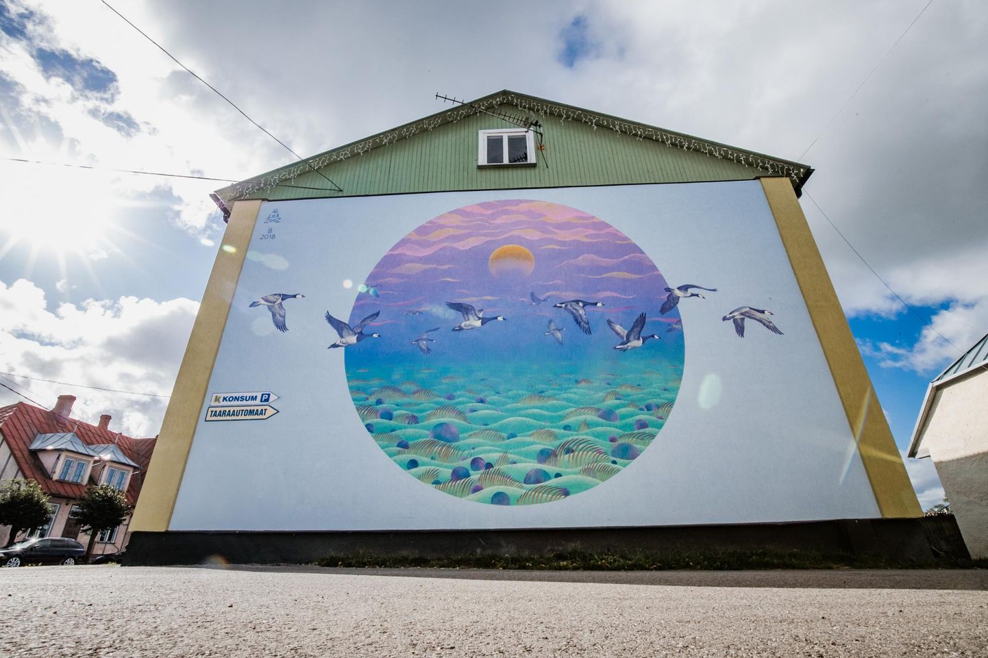 Tänavakunstnik Lex Zooz maalis Lihulas Tallinna maanteel kohaliku tarbijate ühingu seinale loojanguvaate.
