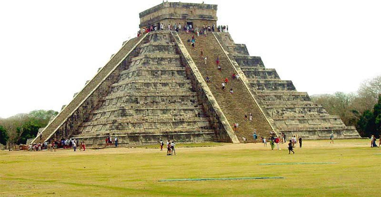Püramiid Mehhikos, Chichen Itzas hispaaniakeelse nimega El Castillo (kindlus) on üks turistide meelispaiku. Püramiidil on 364 astet.