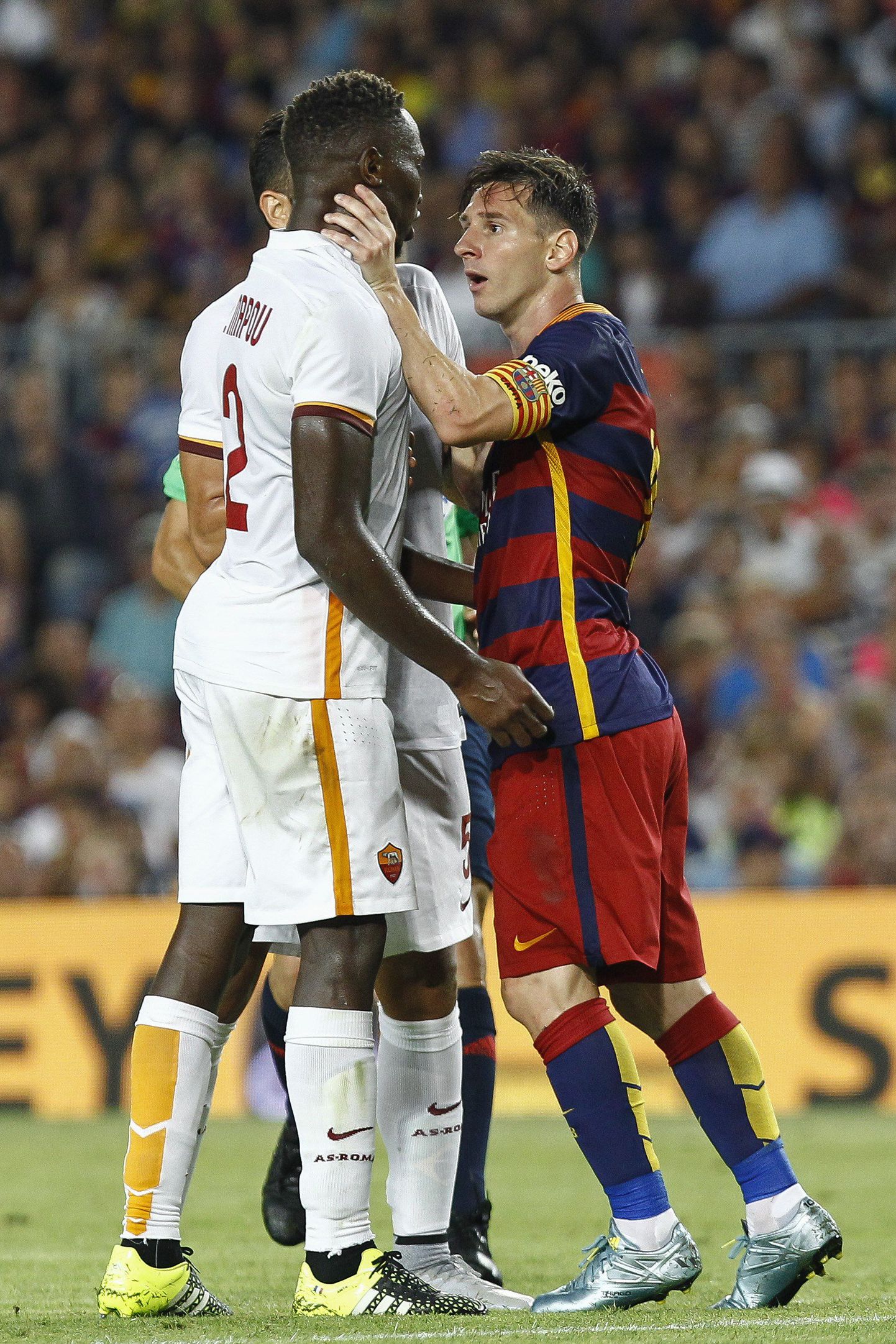 Lionel Messi (vasakul) haarab Mapou Yanga-Mbiwal kõrist.