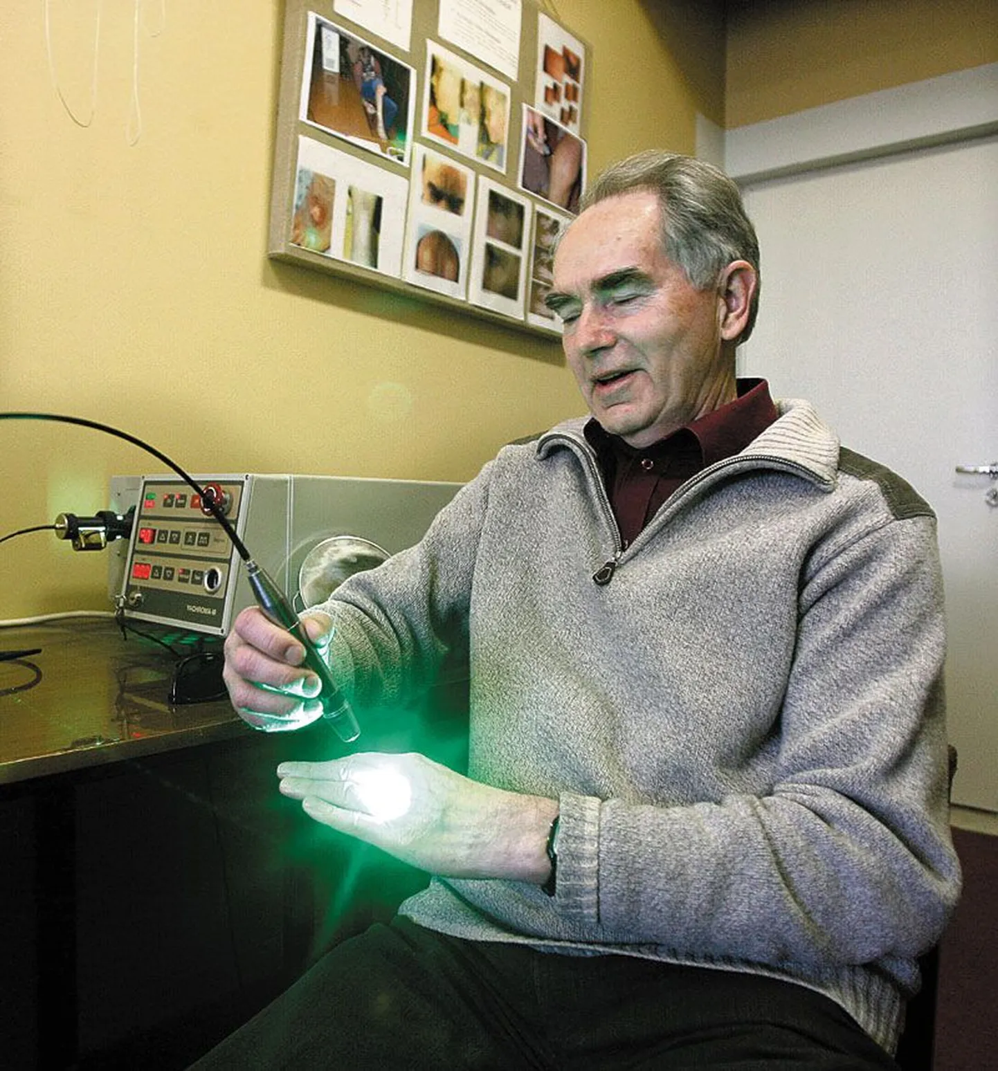 Ise tehtud, hästi tehtud: füüsikadoktor Rein Kink näitab omatehtud laseriga, mismoodi ta ravis terveks sportides tõsiselt vigastada saanud põlve.