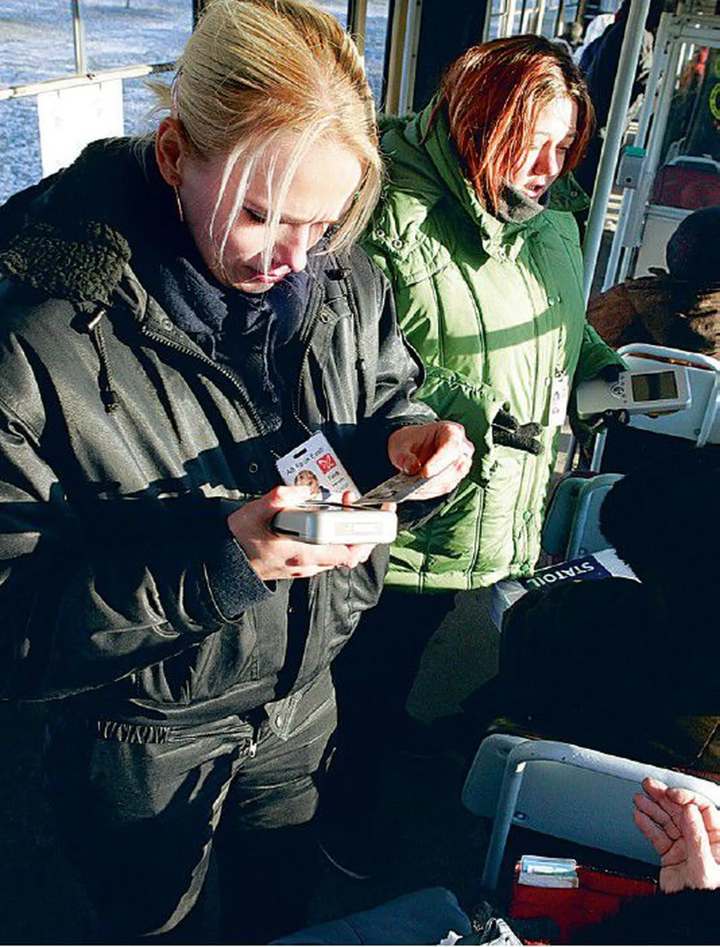Kontrolörid uurivad ID-pileteid Kopli trammis.