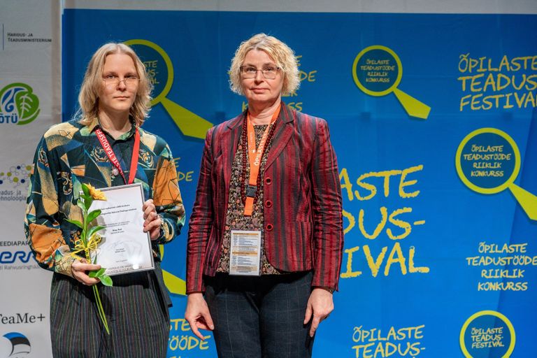 Kõrgema kunstikooli Pallas prorektor Ivi Lillepuu üle andmas auhinda Reigo Raalile.