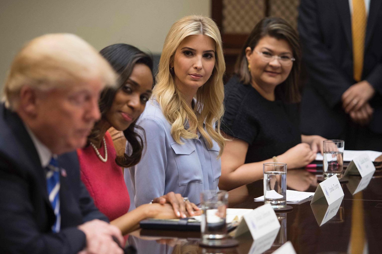 Ivanka Trump koos isaga kohtumisel naisettevõtjatega.