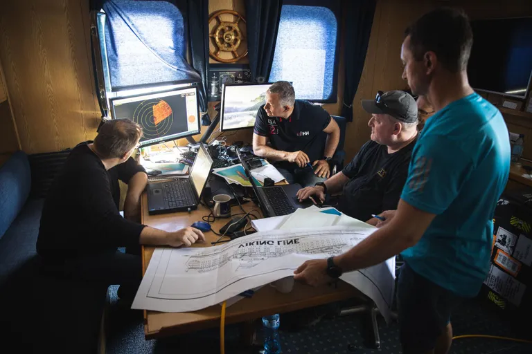 Estonia vraki uuringud 13. juulil sonariga Mesotech MS1000. Pildil vasakult Peeter Ude, Rene Arikas, Brian Abbott, Eero Naaber.
