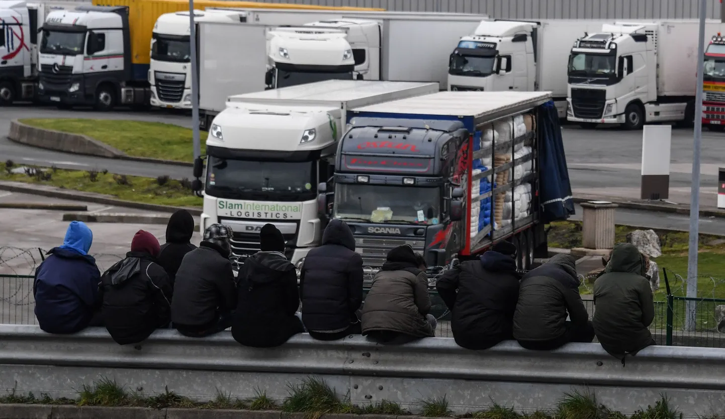 Migrandid Prantsusmaal Calais´ sadama lähistel.