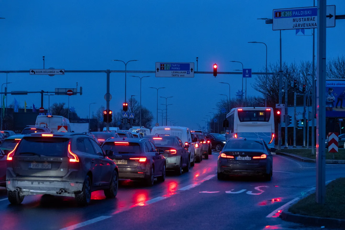 Riigikogu võttis 12. juunil vastu valitsuse algatatud mootorsõidukimaksu seaduse, millega kehtestatakse 2025. aastast kaheosaline mootorsõidukimaks.