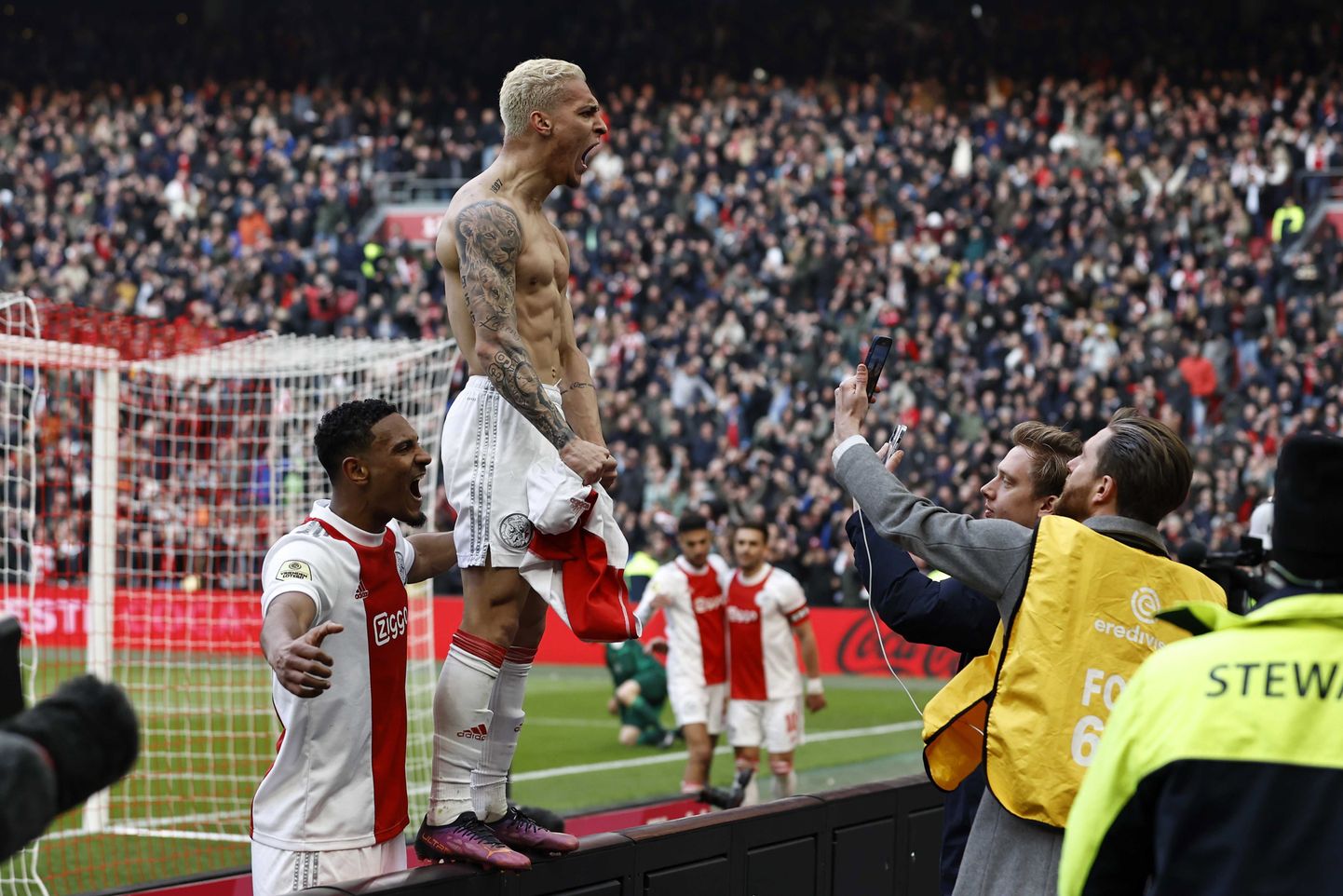 Ajaxi jalgpallur Antony võttis värava tähistamiseks särgi seljast.