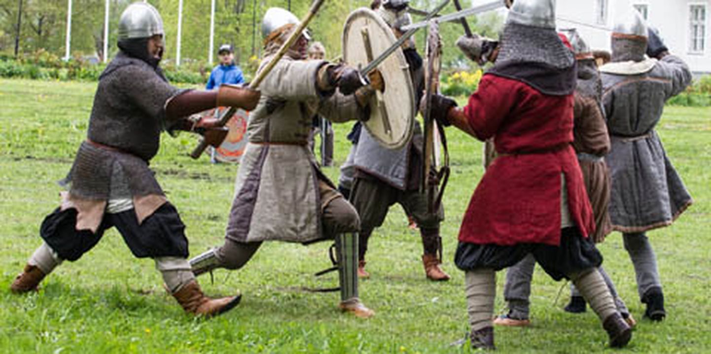 Muinasvõitlusel läksid käiku nii terasest mõõgad kui kirved. Isiklik vaprus oli iseloomujoon, mida viikingid hindasid üle kõige. Vaid sõjas võideti igavest kuulsust ning igamehe unistus oli langeda lahingus, relv käes.