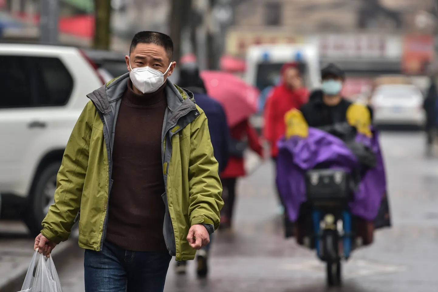 Tänavapilt Kesk-Hiinas Wuhanis, kus hakkas levima uus koroonaviirus. Inimesed kannavad hingamisteede kaitsmiseks maske