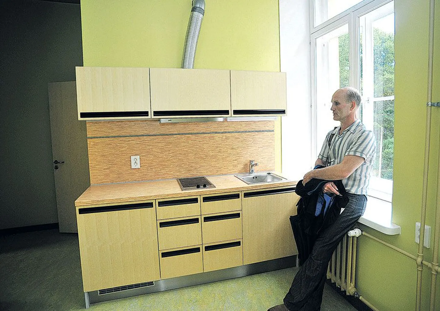 Emajõe kooli direktor Arvo Pattak näitab peretuba, kuhu õpilased saavad majutada külla tulnud pereliikmeid.