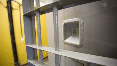 Vīrietis tiesājas liekas Jēkabpils cietumā pavadītas dienas dēļ un pieprasa 7500 eiro kompensāciju