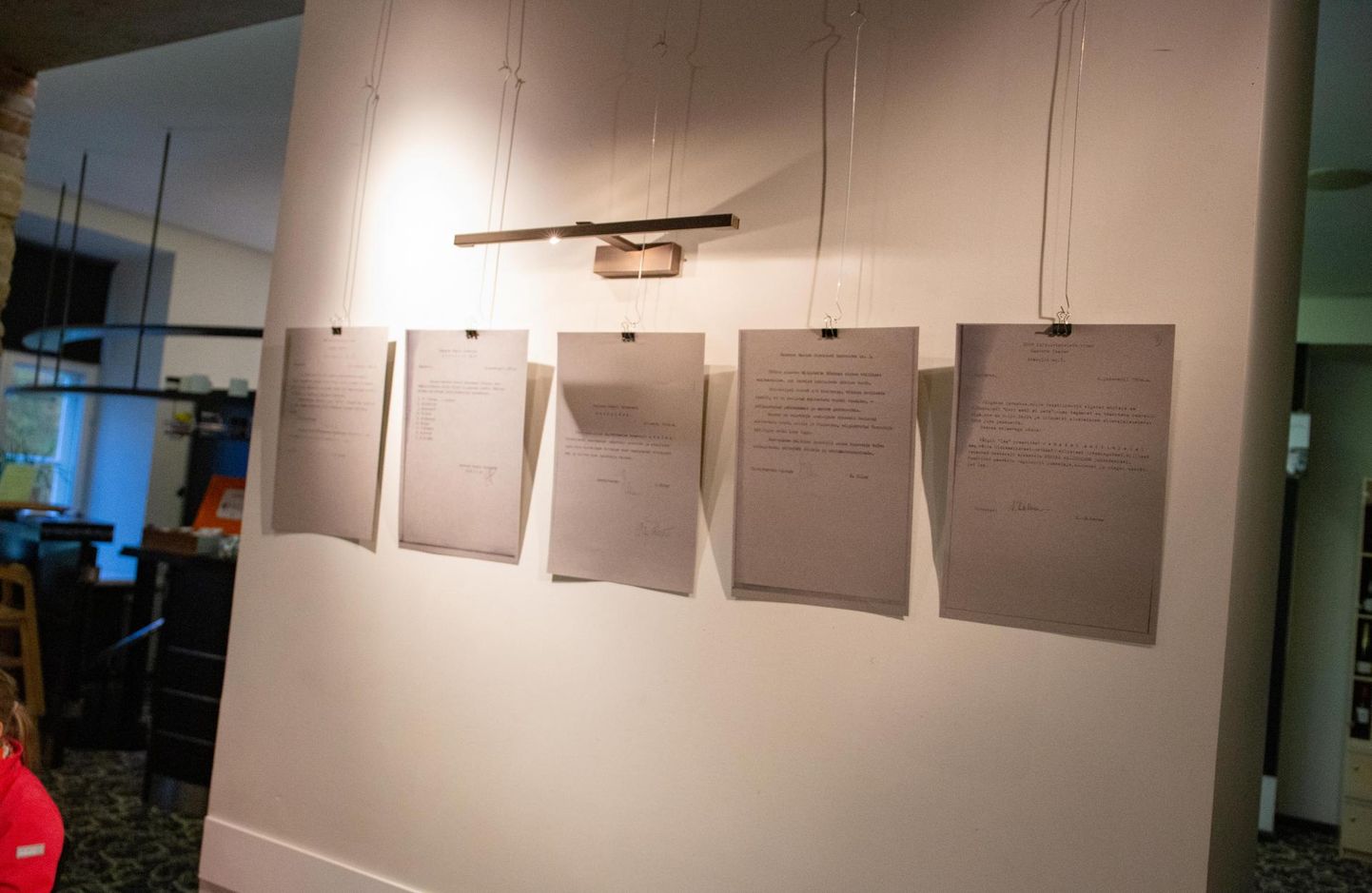Mari Vitskovski näitus "Teatri arhiivist" toob vaatajate ette vanad dokumendid.