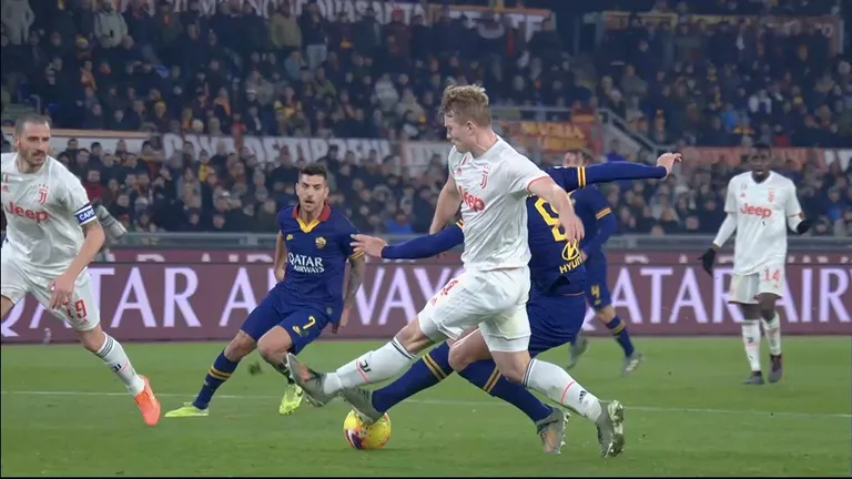 Torino Juventus vs AS Roma, esiplaanil Juventuse keskkaitsja Matthijs de Ligt.