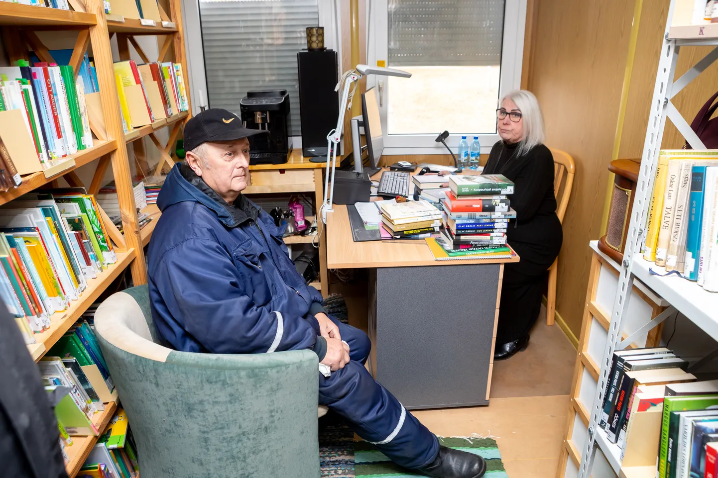 LEMBIT OJALA peab heaks kirjanikuks oma nimekaimu Lembit Uustulndi. “Mõnus on lugeda kohe,” kiidab ta. Aive Sepp lisas, et paljud loevad viimasel ajal üle ka Albert Uustulndi (1925-1997) raamatuid.
