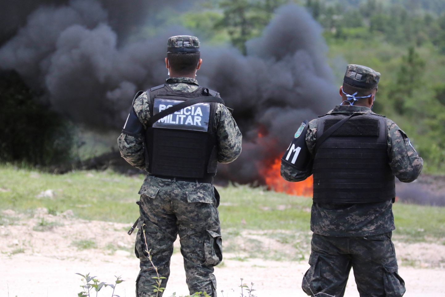 Hondurase politseinikud kokaiinipakke põletamas.