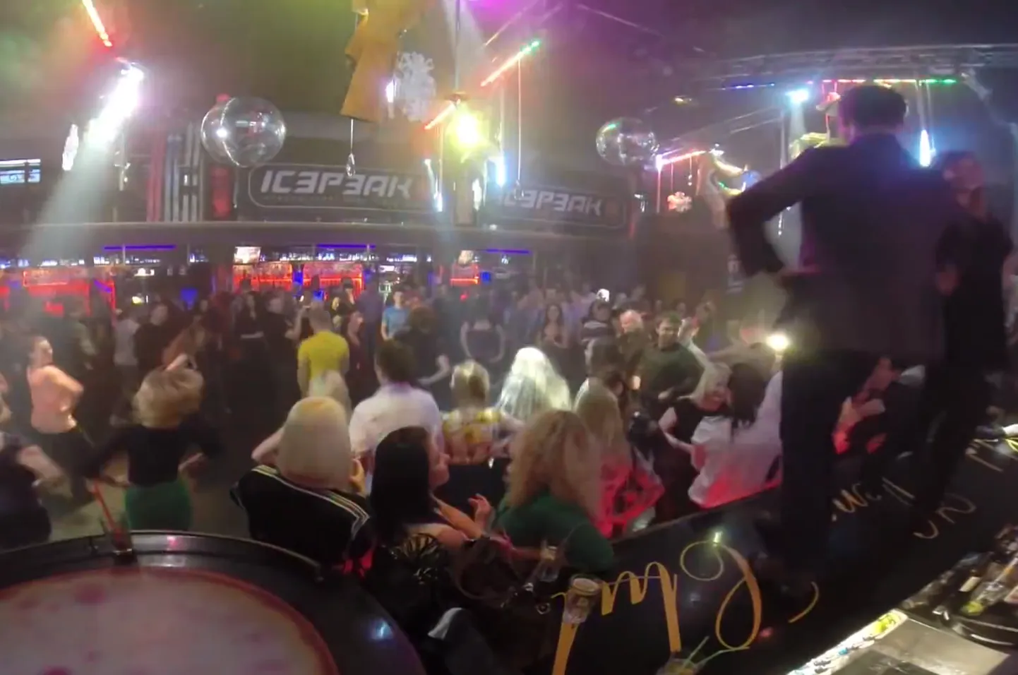Rahvatantsu mobiiliäpi flashmob klubis Venus