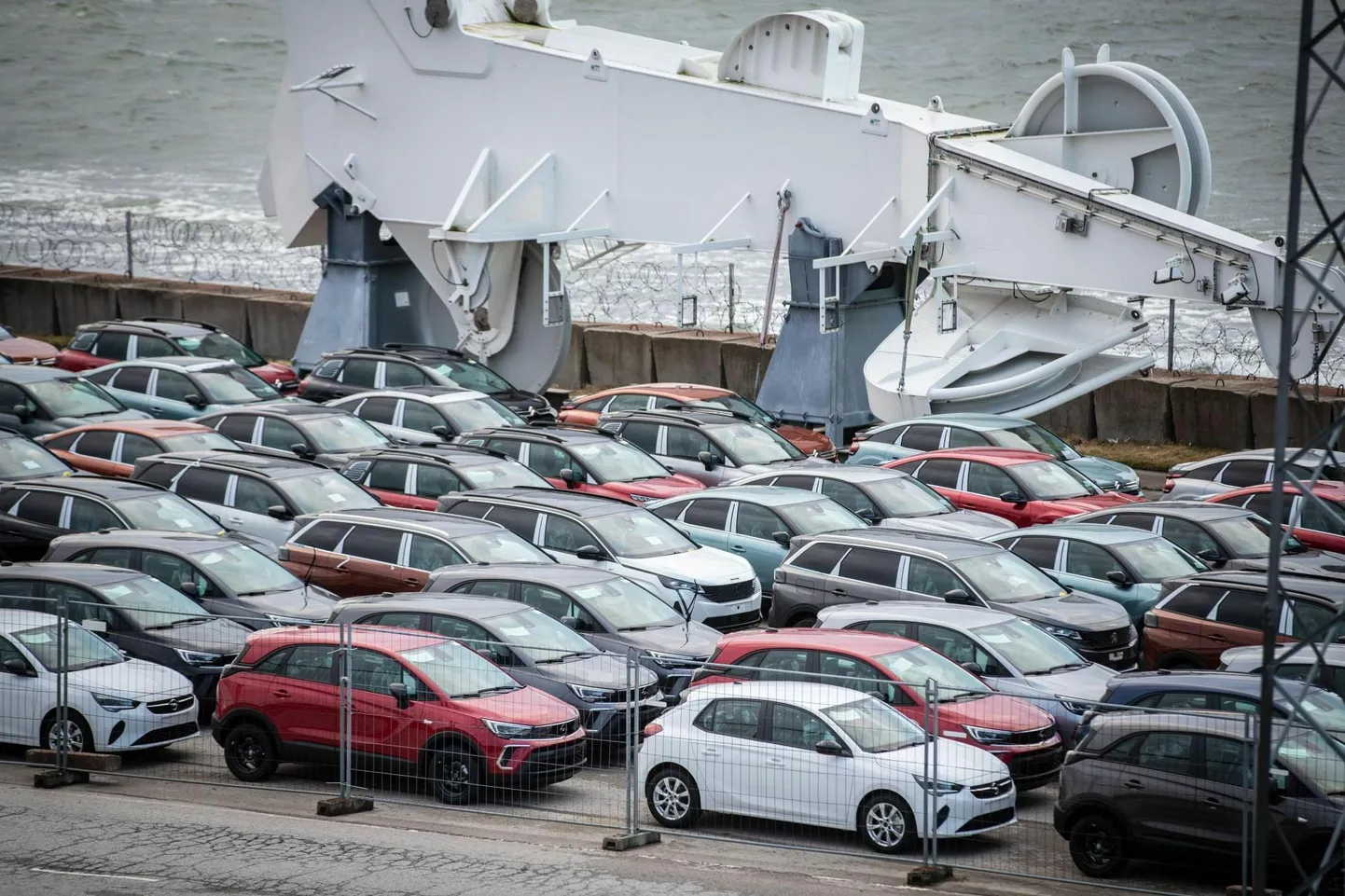 Automüüjad eeldavad, et enne sõiduki registreerimismaksu jõustumist püüavad võimalikult paljud endale auto ära osta, mistõttu on automüüjate laod praegu pilgeni täis. Fotol Eestisse jõudnud autod Paldiski sadamas.