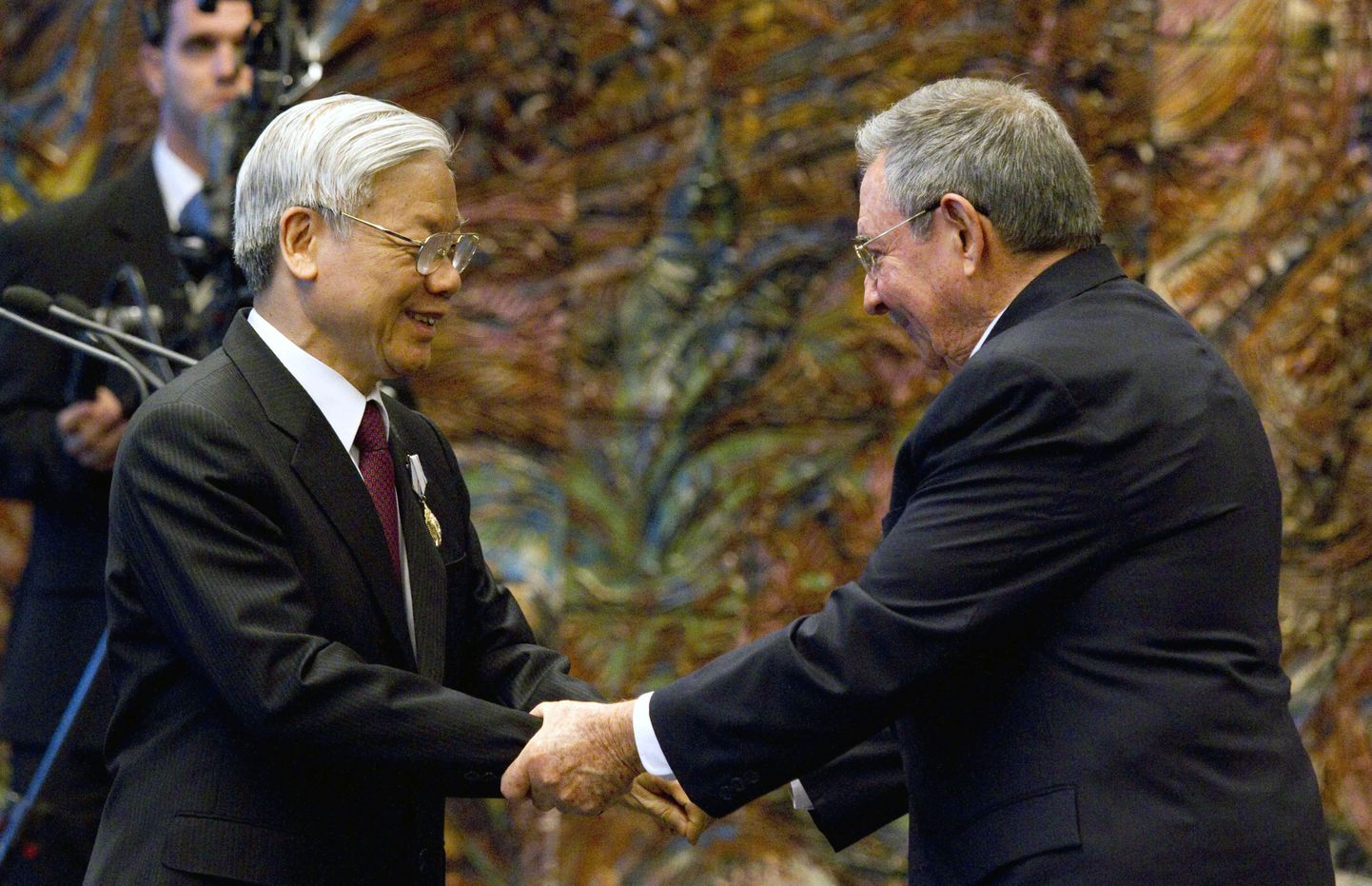 Pildil Vietnami kommunistliku partei peasekretäri Nguyen Phu Trongi ja Kuuba presidendi Raul Castro kohtumine 9. aprillil Havannas.