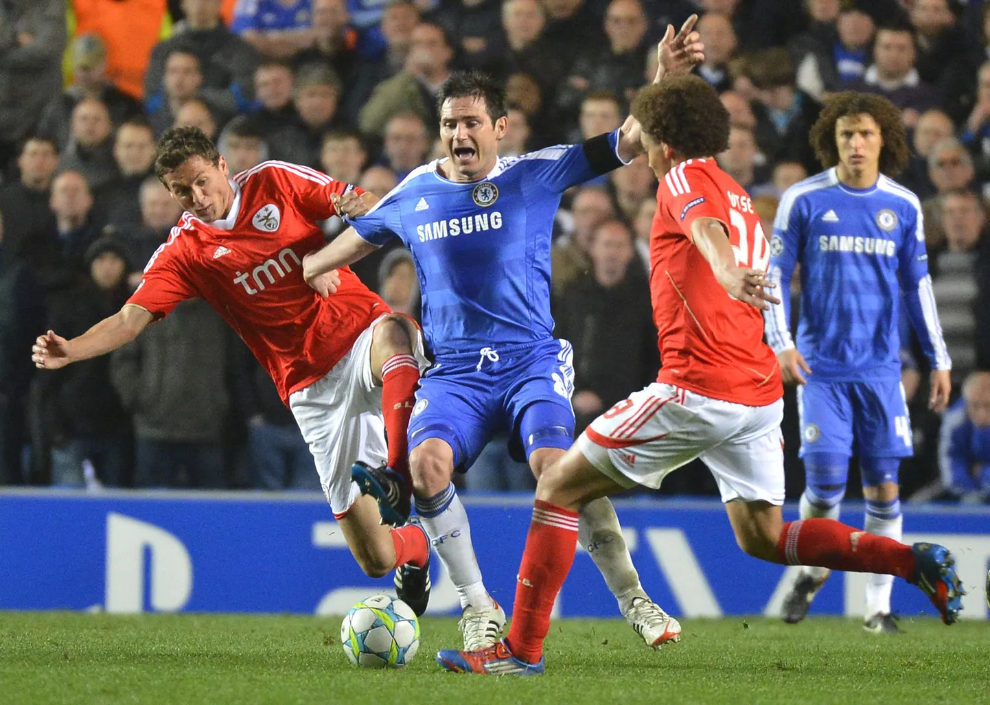 Frank Lampard (keskel) aitas Chelsea poolfinaali.
