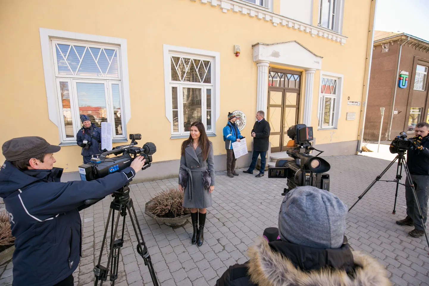 Paidelane Argo Loo avaldas täna enne linnavolikogu istungit Paide raekoja ees meelt