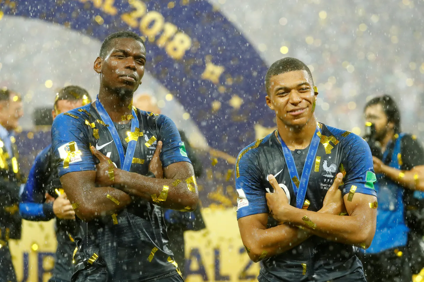 Paul Pogba (vasakult) ja Kylian Mbappe tähistamas MM-tiitlit.