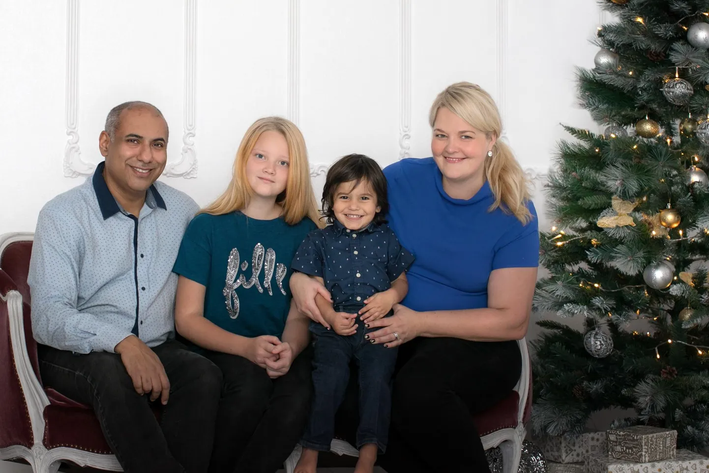Thea ja Thomas on mõlemad perekesksed inimesed, seega ei sobinud neile seitse päeva nädalas India töörütm. Pere kolis väiksesse Pärnusse, et nautida pereaega oma laste 11aastase Mia Norahi ja 2,5aastase Marc Jacobi seltsis.