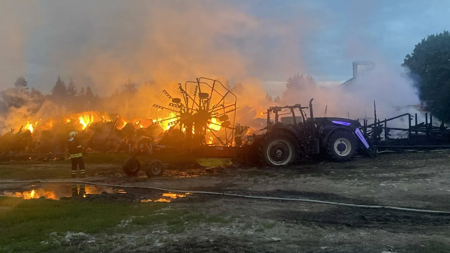Traktor hävines tulekahjus täielikult.