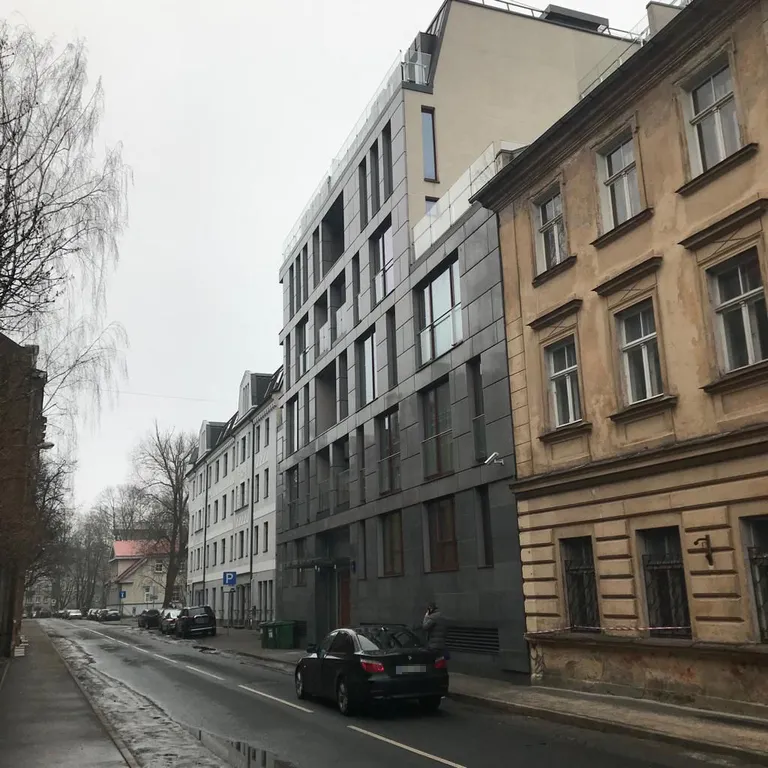 Foto: Firma Baltthermo, kas saņēma naudu no daudzām ārzonu firmām, reģistrēta pāris ielu no Swedbank galvenā biroja - Staraja Rusas ielā, Rīgā. Šeit dzīvoklī reģistrētas 60 firmas.